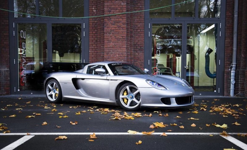 porsche gt carrera in the parking