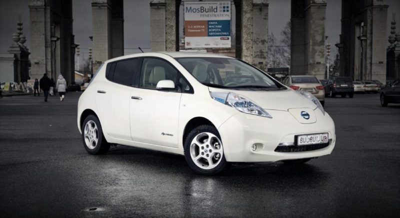 white nissan's leaf